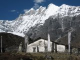Un monastère sous les sommets