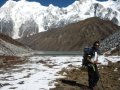 Sameer devant un lac de moraine